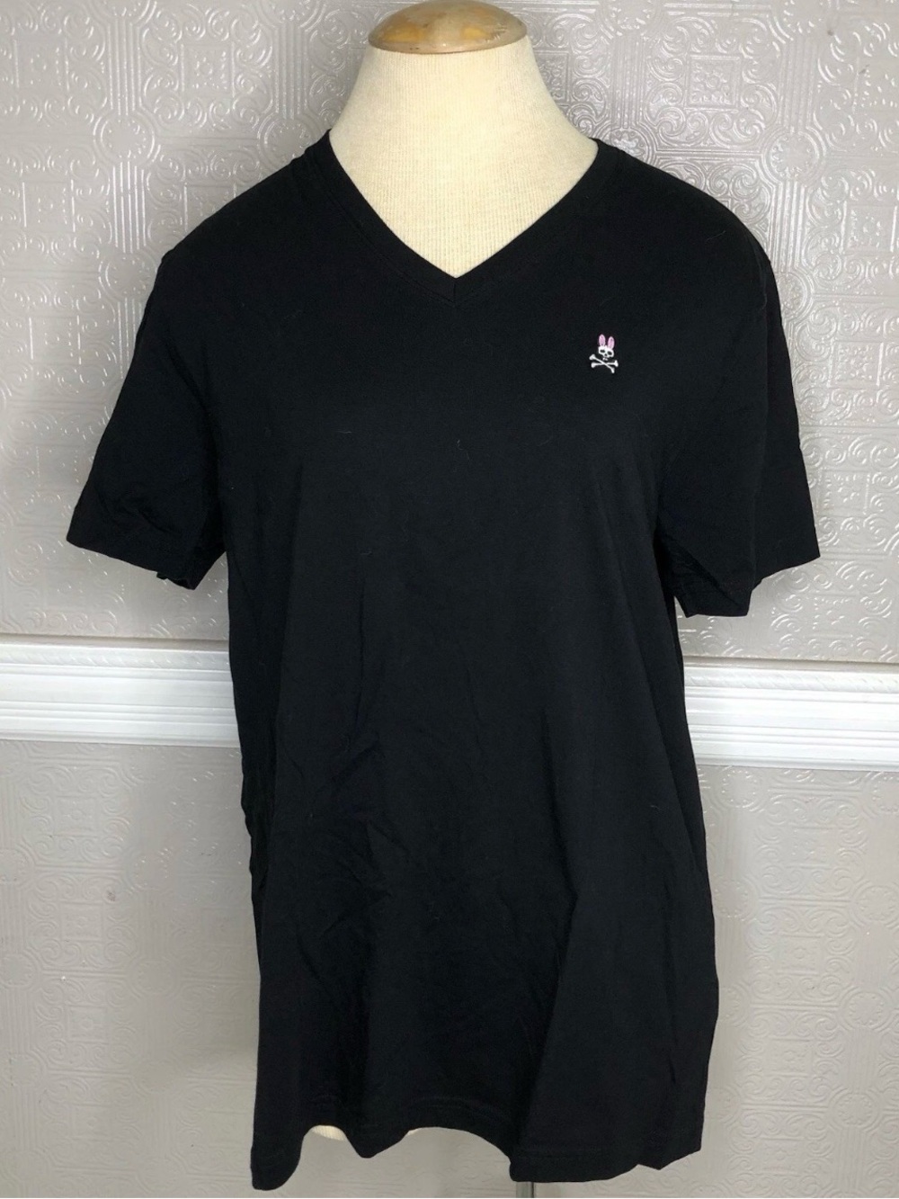 Psycho Bunny Classic V-Neck Tee in black, made of 100% Pima cotton Size 6